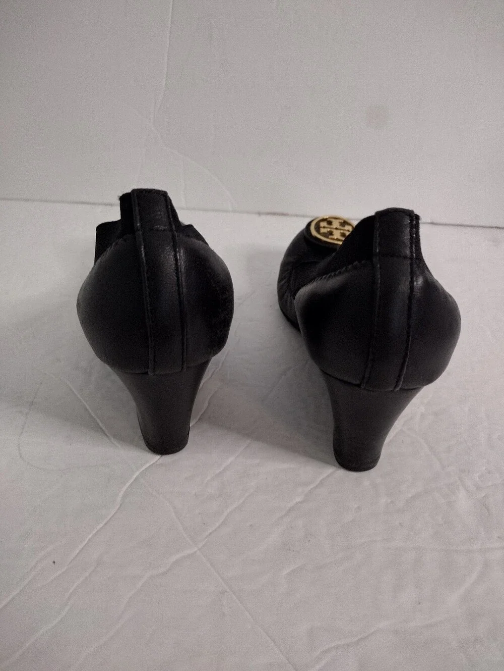 Tory Burch Caroline Wedge Pump 6 Black Leather Gold Logo Office Quiet Luxury